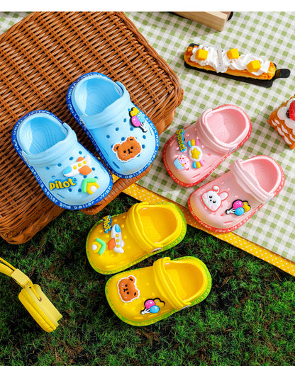 Sommerschuhe für Kinder Sandalen Loch Schuhe für Kinder Weiche rutschfeste Hausschuhe Cartoon-Design Loch Schuhe für Kinder Strandsand für Jungen Mädchen