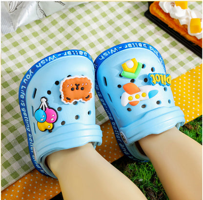 Sommerschuhe für Kinder Sandalen Loch Schuhe für Kinder Weiche rutschfeste Hausschuhe Cartoon-Design Loch Schuhe für Kinder Strandsand für Jungen Mädchen