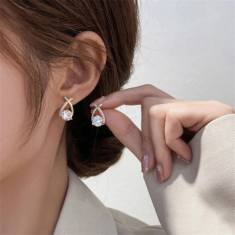 SKEDS Orecchini a croce alla moda per donne Ragazze Stile coreano Eleganti gioielli in cristallo Anelli per orecchie Orecchini a coda di pesce da donna Regalo