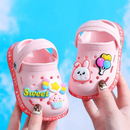 Sommerschuhe für Kinder Sandalen Loch Schuhe für Kinder Weiche rutschfeste Hausschuhe Cartoon-Design Loch Schuhe für Kinder Strandsand für Jungen Mädchen