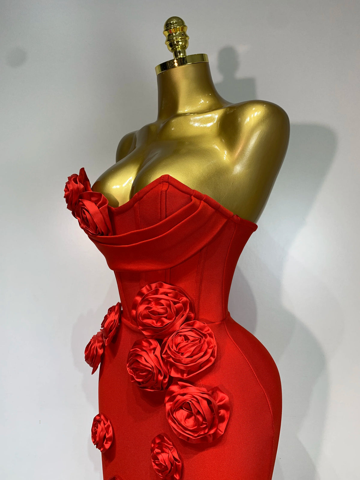 2025 Le più nuove donne sexy senza spalline backless fiore rosso vestito dalla fasciatura midi Celebirty eleganti abiti da sera per feste di compleanno