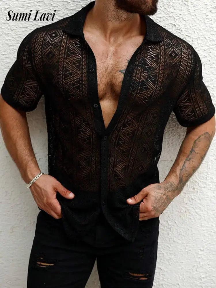 2025 Camicie a rete da uomo alla moda estiva Elegante camicia a maniche corte scavata in rete da uomo per le vacanze Top cardigan in pizzo trasparente sexy