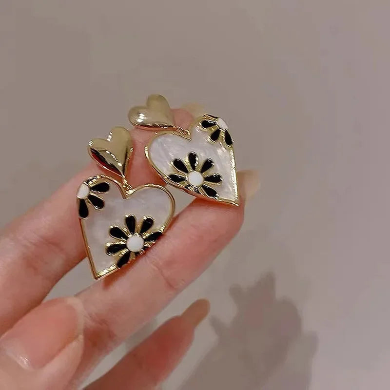 Orecchini da donna a forma di cuore con fiore retrò alla moda con orecchini in smalto con motivo a margherita, regali per gioielli da festa per le donne