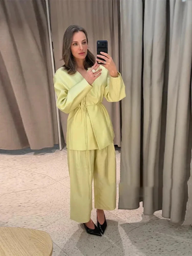 Completo Elegante da Donna: Top a Maniche Lunghe con Scollo a V e Pizzo, Pantaloni a Gamba Larga, Completo Femminile in Raso Tinta Unita Primavera Estate 2026