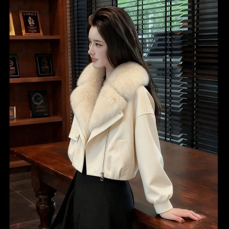 Cappotto Invernale Donna 2026 Nuovo Stile Estero di Nicchia, Corto in Cotone con Collo in Pelliccia Beige, Vestibilità Ampia e Versatile, Sottile