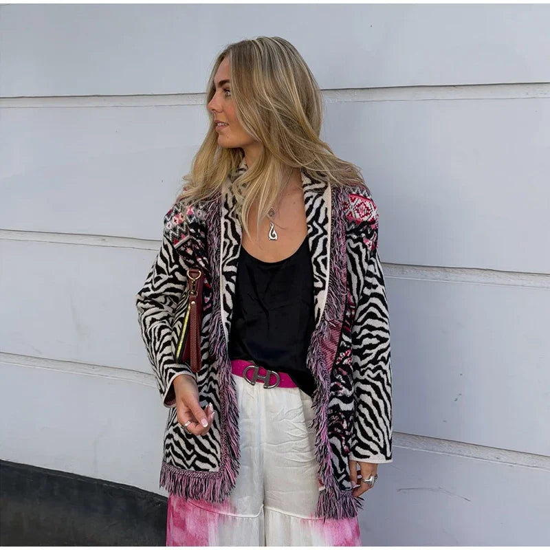 Cardigan da donna in maglia con stampa zebrata e frange, modello ampio con scollo a V, maniche lunghe, cintura, maglione caldo e spesso, collezione autunno 2026.