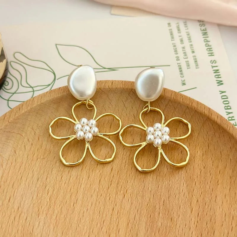 Orecchini semplici con fiori di perle per le donne Orecchini con temperamento senso del metallo di fascia alta alla moda Tendenza 2025