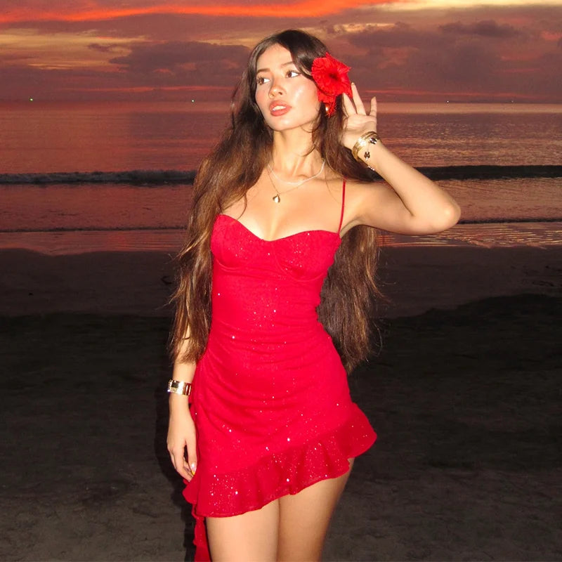 Mini abito sexy con volant glitterato da donna Abiti da spiaggia asimmetrici rossi senza schienale per feste 2025 Abiti aderenti aderenti aderenti primavera estate