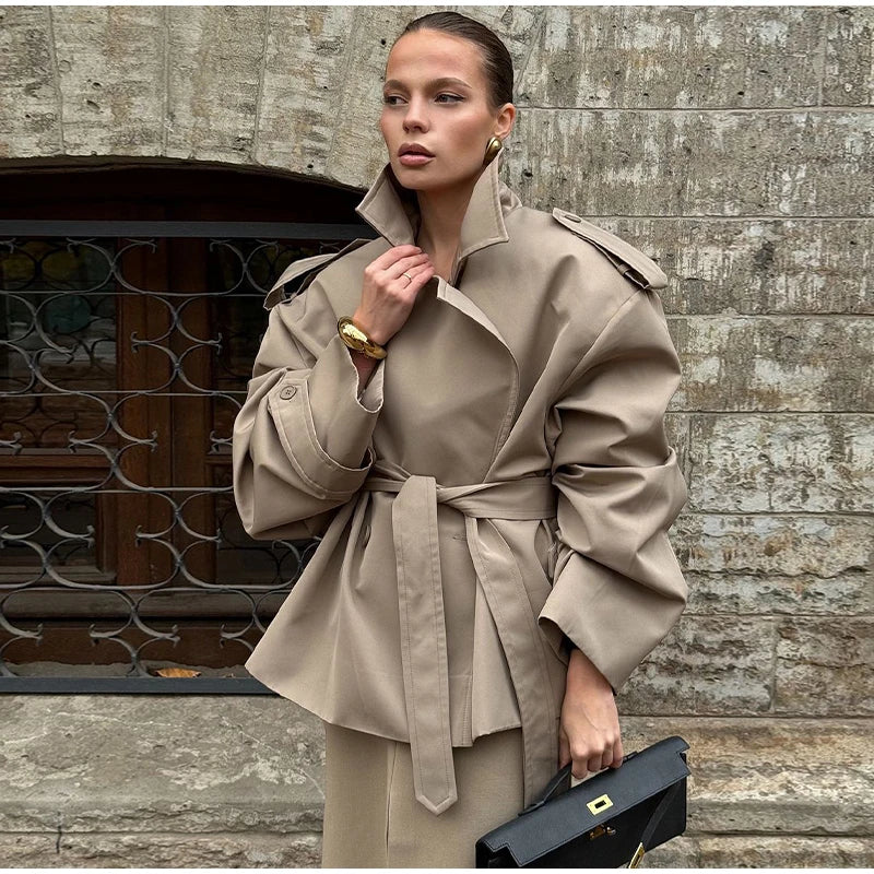 Trench con lacci con risvolto solido per le donne Moda maniche lunghe spalla larga cappotto corto allentato 2025 Nuovo autunno pendolari Outwear