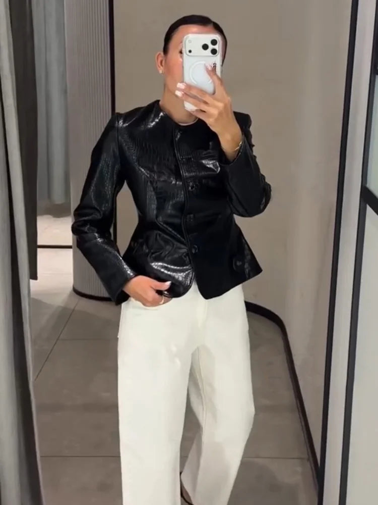Giacca in Ecopelle Effetto Coccodrillo, Collo Tondo, Chiusura con Bottoni, Maniche Lunghe, Autunno 2026, Outfit Chic da Donna per Appuntamenti, Abbigliamento Trendy da Strada