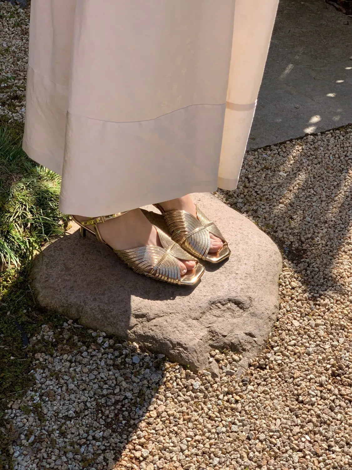 Sommer 2025 Goldene Damen-Sandalen Offene Zehenpartie Schnallen Mittelhohe Absätze Damen-Schuhe Korea Komfort Beste FH