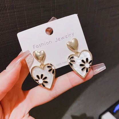 Orecchini da donna a forma di cuore con fiore retrò alla moda con orecchini in smalto con motivo a margherita, regali per gioielli da festa per le donne