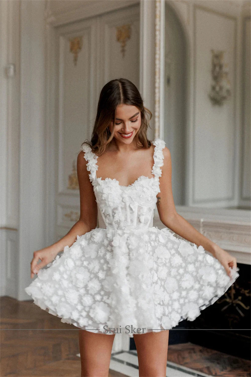 Mini abito da sposa corto splendido con spalline squisite in pizzo 3D personalizzato per uno stile unico e alla moda