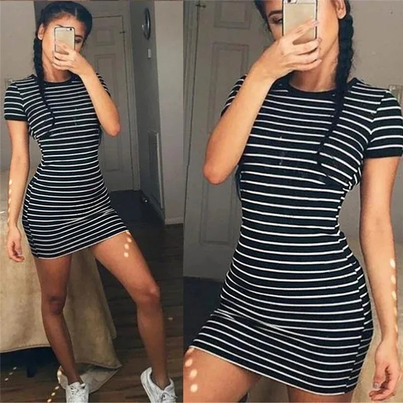 Abito estivo a maniche corte con scollo tondo abbastanza stock Abiti a righe bianche e nere Abito casual elegante tubino sottile