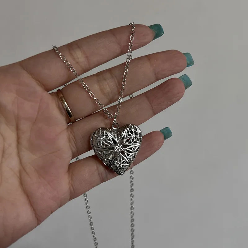 Ciondolo con medaglione a forma di cuore romantico apribile Collana con ciondolo con cornice per foto in acciaio inossidabile color argento femminile per regalo di gioielli da donna