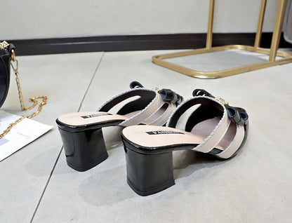 Pantofole da donna e sandali da donna Gioielli Estate 2025 Ciabatte con cristalli Scarpe a punta Ciabatte con tacco nero Rhenstone con fiocco Y