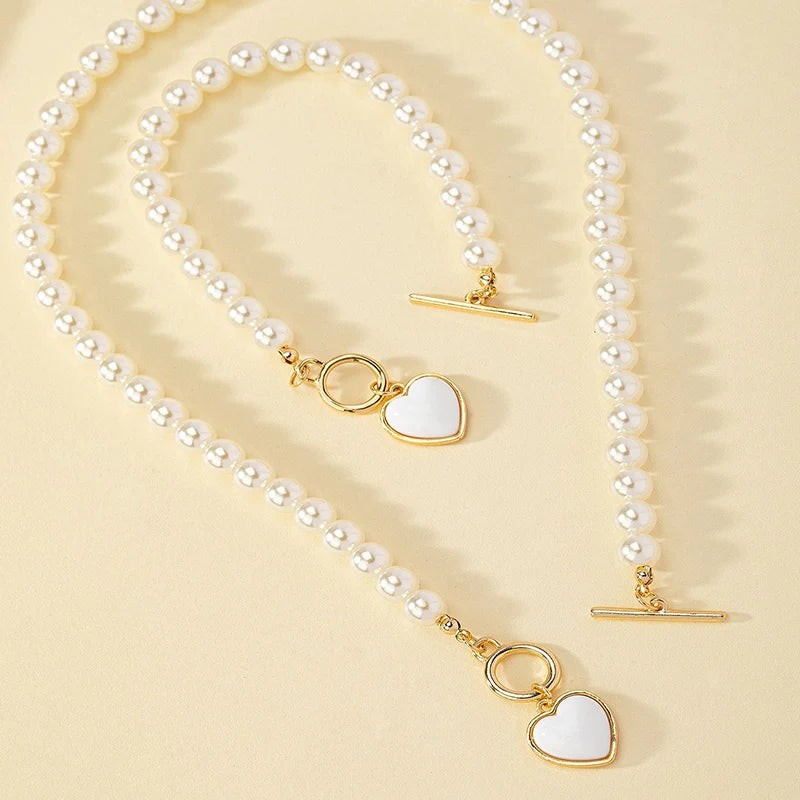 Set di gioielli con bracciale e collana di perle imitazione da 2 pezzi. Elegante collare con perline di colore naturale con ciondolo color perla per ragazza