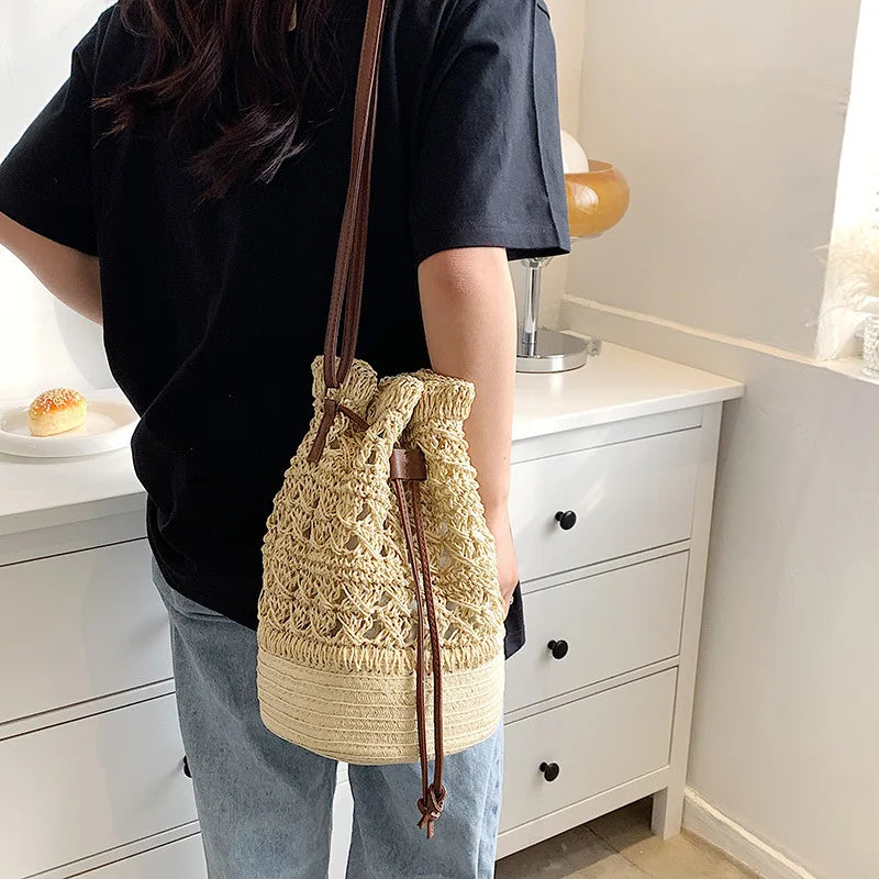 Borsa a tracolla da spiaggia in paglia estiva da donna fatta a mano borsa a tracolla con coulisse cava intrecciata borsa da viaggio con Design femminile di moda lavorata a maglia