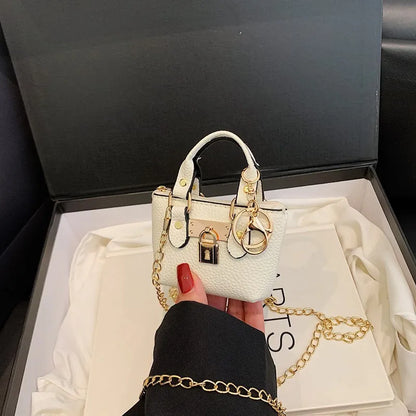 Borsa quadrata piccola da ragazza a tracolla per l'estate 2025, i nuovi bambini classici che portano una borsa a tracolla monospalla. portachiavi portafoglio