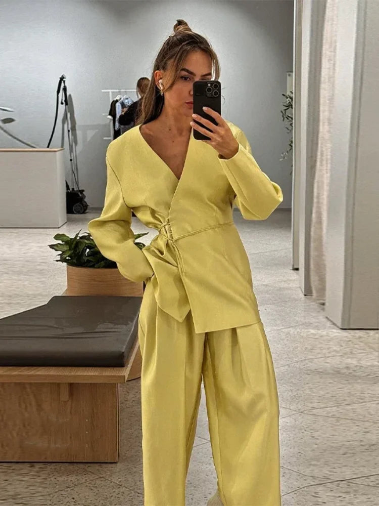 Completo Elegante da Donna: Top a Maniche Lunghe con Scollo a V e Pizzo, Pantaloni a Gamba Larga, Completo Femminile in Raso Tinta Unita Primavera Estate 2026