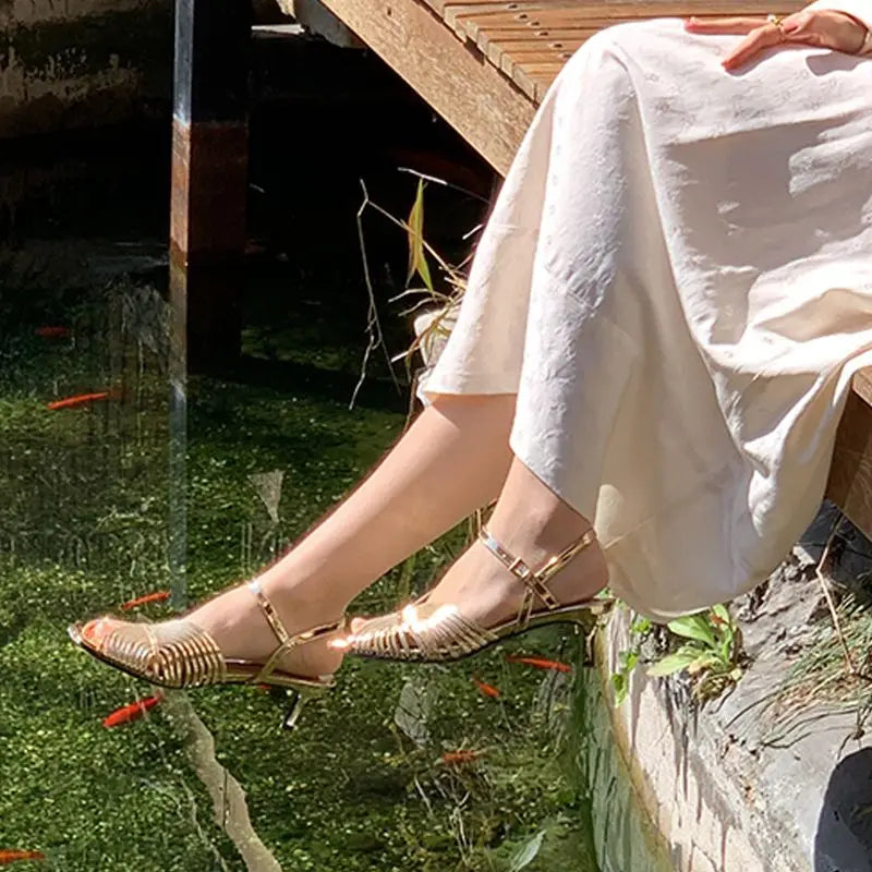 Sommer 2025 Goldene Damen-Sandalen Offene Zehenpartie Schnallen Mittelhohe Absätze Damen-Schuhe Korea Komfort Beste FH