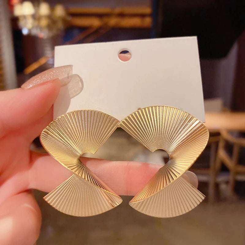 Orecchini di dichiarazione a spirale intrecciati retrò per le donne Orecchini di temperamento di nozze per feste Geometria Orecchini in metallo color argento dorato