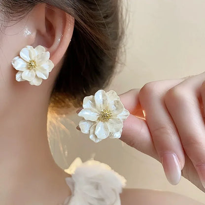 Orecchini a bottone da donna con fiore acrilico bianco Fiori piegati Moda coreana Petali dolci Orecchini femminili irregolari 2025 nuovo in
