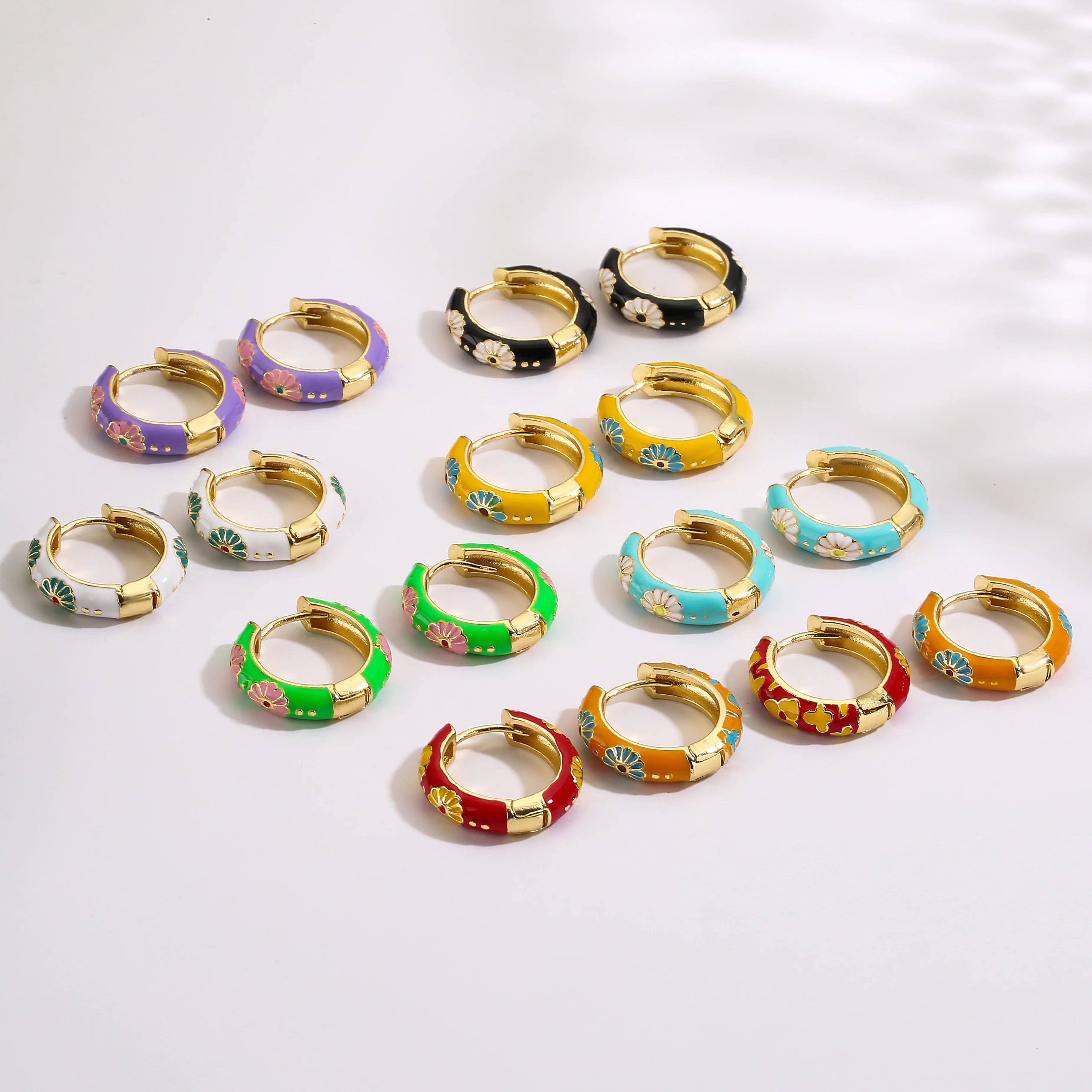 HECHENG, Orecchini a cerchio piccoli con fiori smaltati vintage Dichiarazione geometrica alla moda Cerchio rotondo Huggie Orecchino Gioielli di moda Brincos