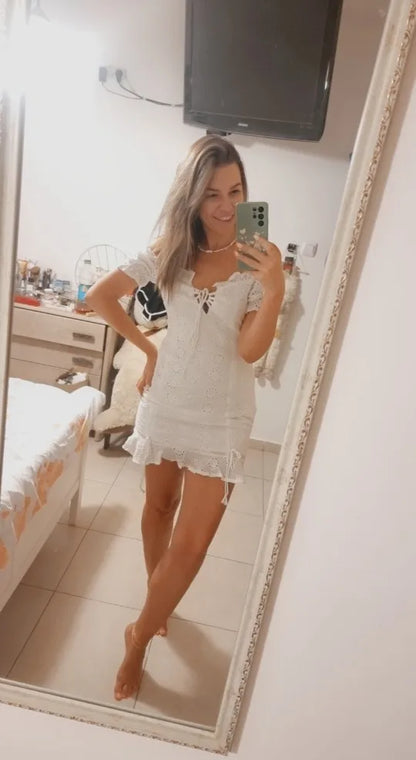 Abito estivo bianco ricamato con lacci da donna scava fuori abito corto da spiaggia manica a sbuffo volant increspato aderente mini abito abiti