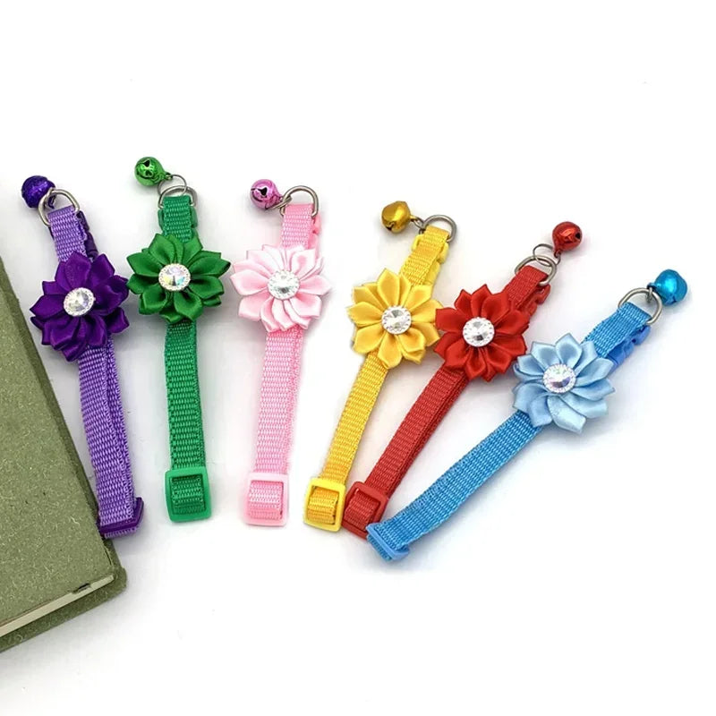 Collare carino colorato per cani e gatti collare regolabile con campana di fiori con collare a campana forniture per animali domestici 7 colori sono disponibili