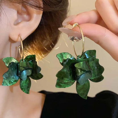 Cerchio di fiori in resina bianca Nuovi orecchini per le donne Temperamento di moda Gancio per l'orecchio Temperamento artistico Gioielli Fairycore di lusso leggeri