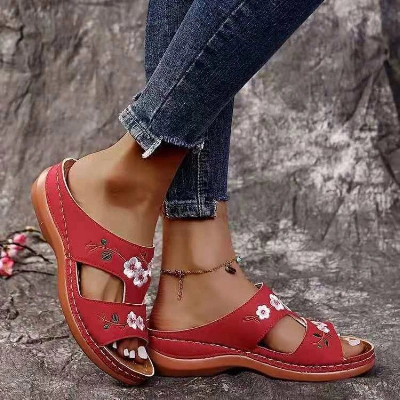 Ciabatte estive da spiaggia alla moda per l'uso all'aperto, sandali piatti con decorazioni floreali in stile vacanza.