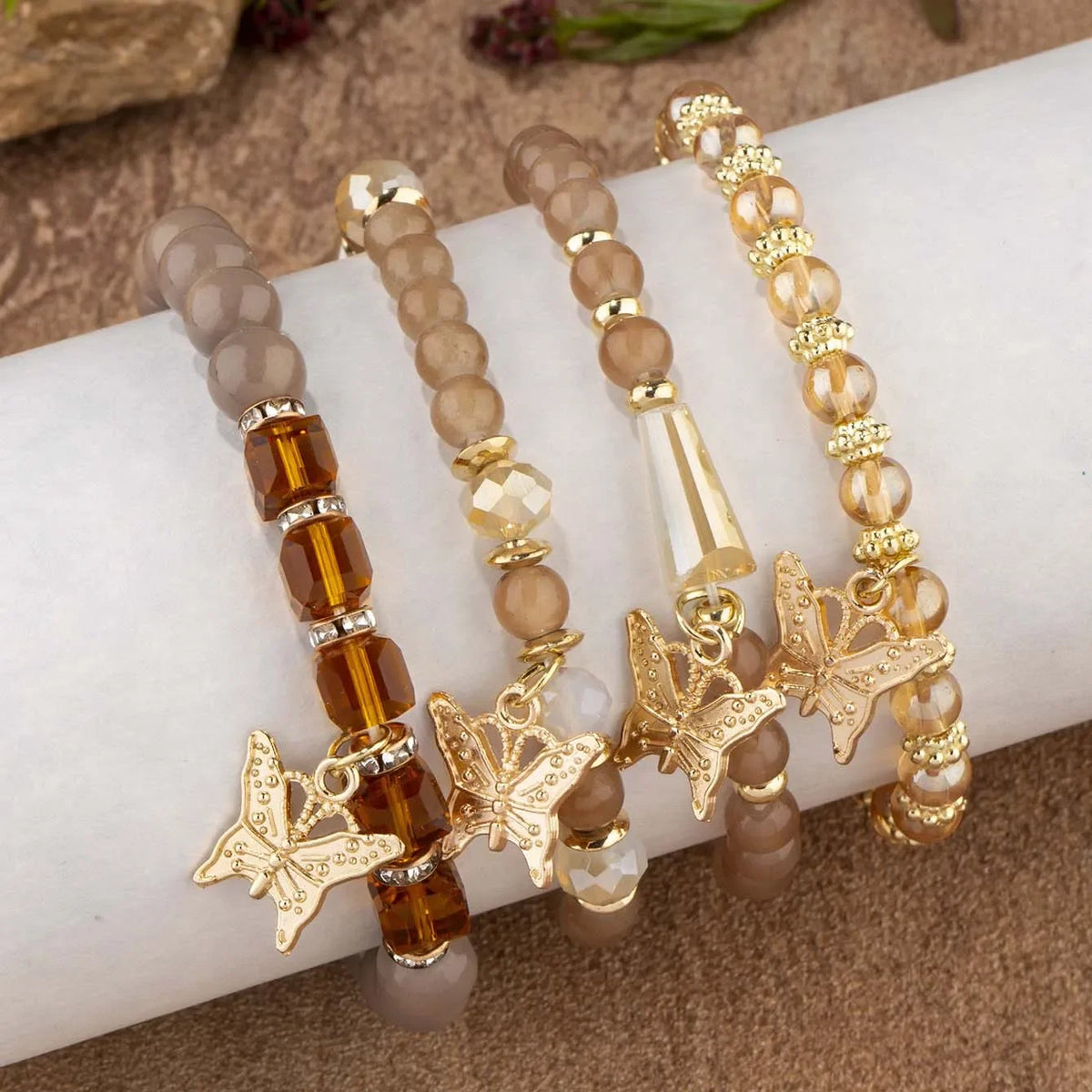 Set di braccialetti con perline a farfalla alla moda da 4 pezzi per le donne, perline acriliche rosa, braccialetto a catena elastica, regalo di gioielli per feste bohémien femminili