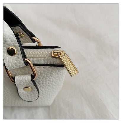 Borsa quadrata piccola da ragazza a tracolla per l'estate 2025, i nuovi bambini classici che portano una borsa a tracolla monospalla. portachiavi portafoglio