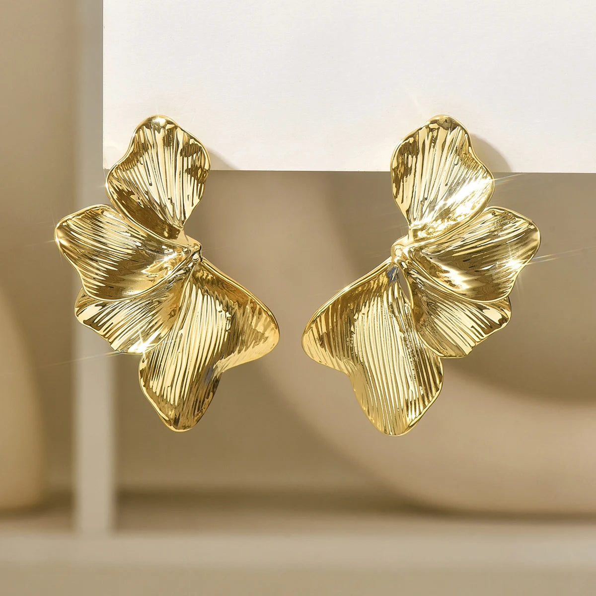 Eleganti orecchini a bottone con mezze fiori con foglie di ginkgo per le donne Design Sense Orecchini penetranti con petali color oro Gioielli da donna