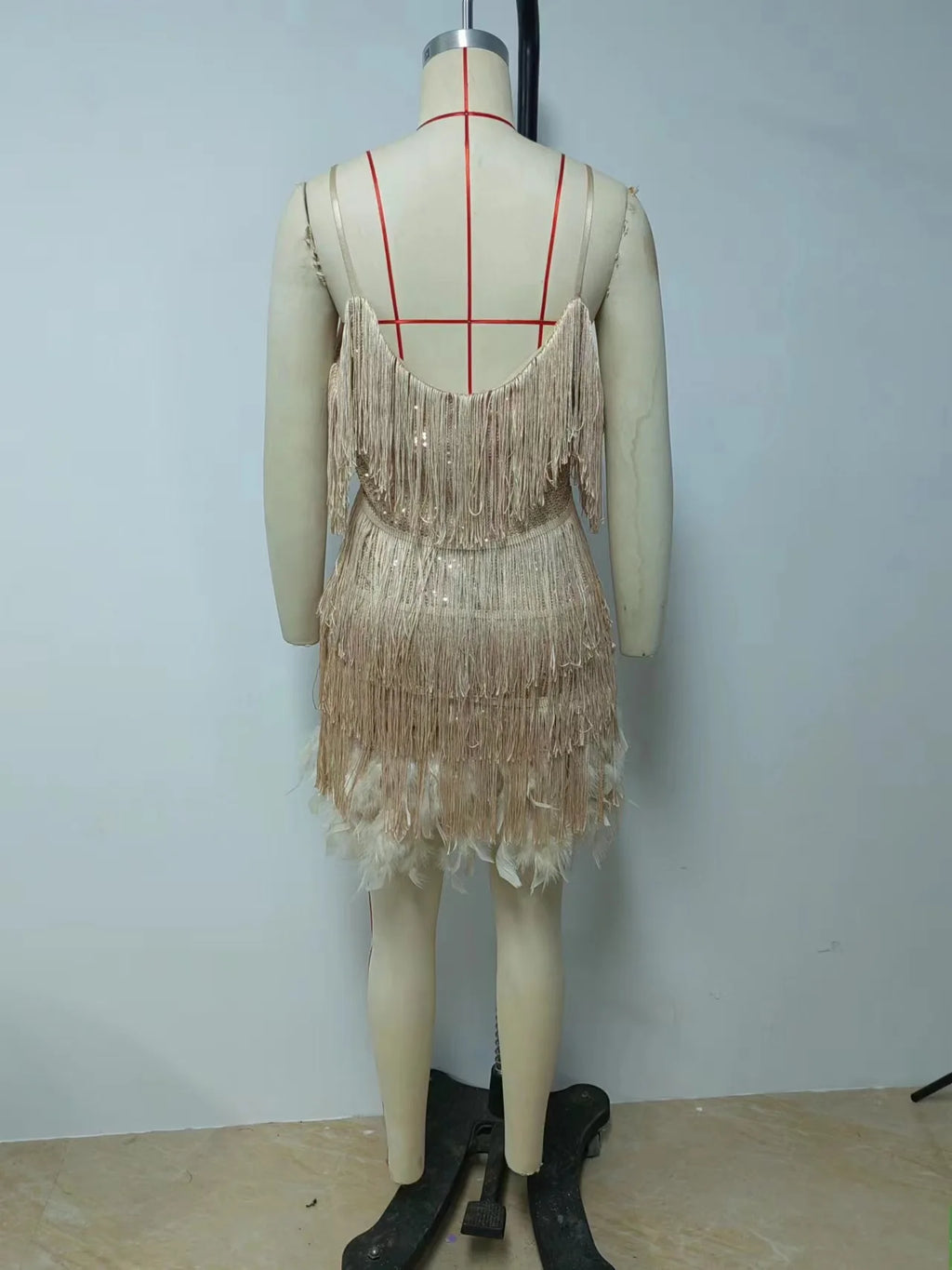 Abito estivo elegante con nappe e paillettes Abito da donna sexy sottile senza maniche con scollo a V a vita alta con bretelle e cuciture in piume