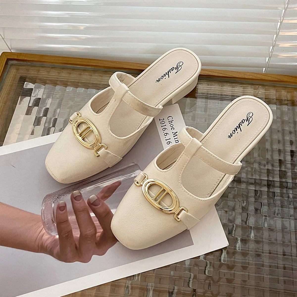 Modische Damen-Sommersandalen mit niedrigem Absatz, luxuriöse Retro-Metallschuhe für Damen, verschleißfeste tägliche Wanderpantoffeln