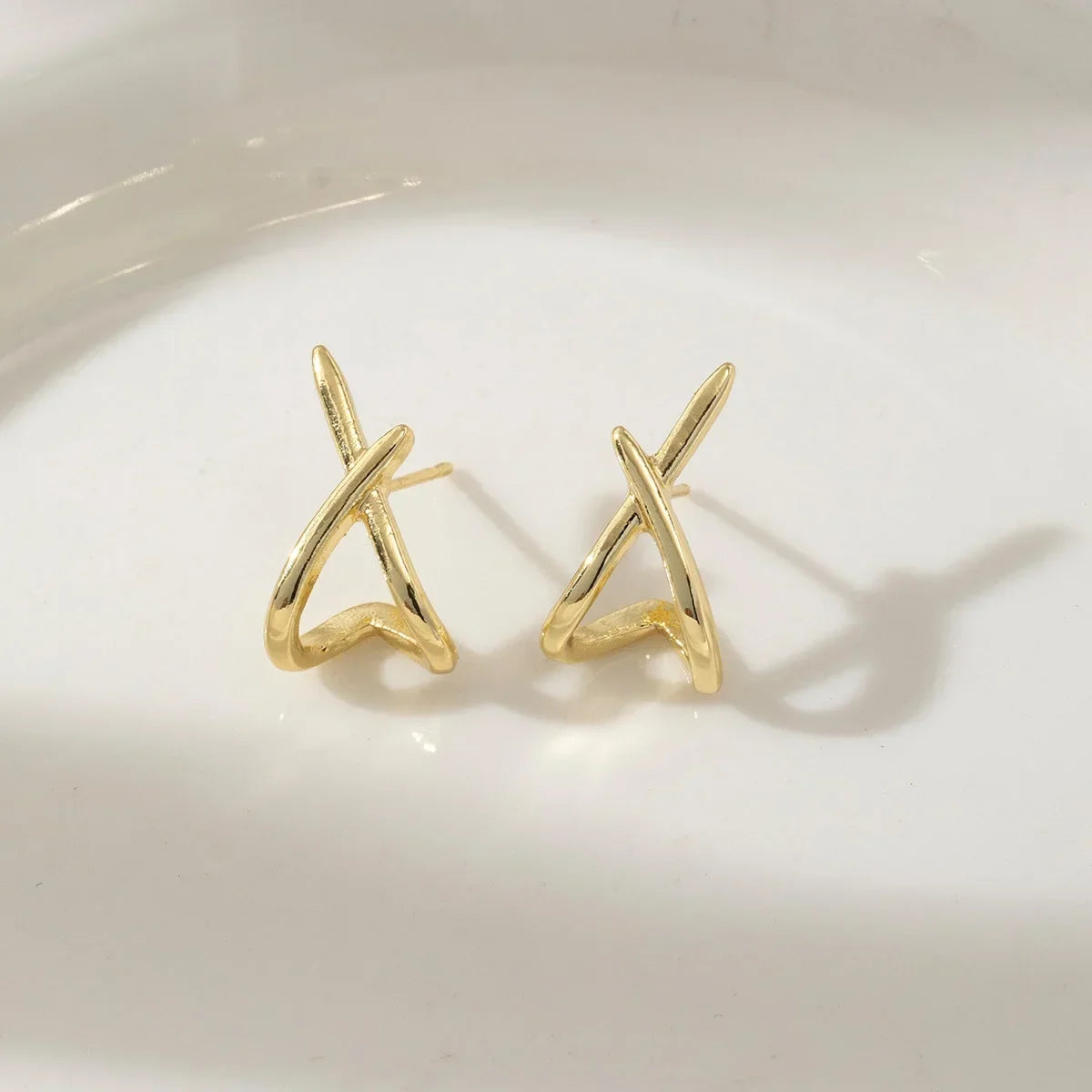 LATS Orecchini a bottone con croce color oro alla moda per le donne Orecchini delicati semplici e minimalisti Gioielli di moda Regali per feste all'ingrosso