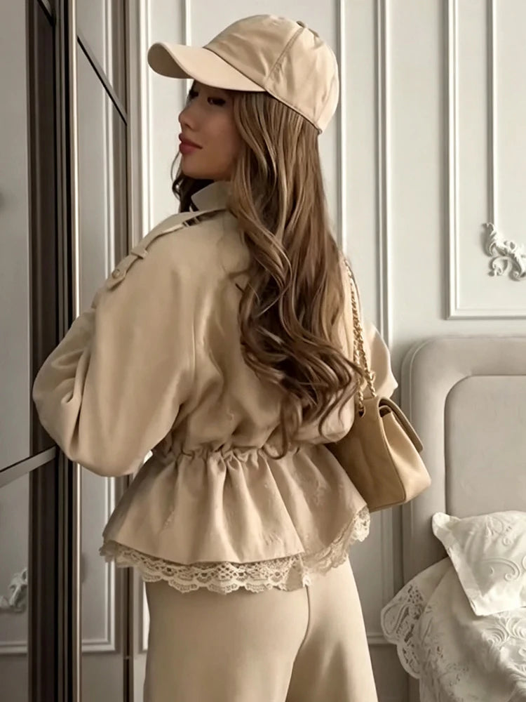 Giacca corta da donna con orlo in pizzo, colletto alto, spalline, chiusura a bottoni, vita regolabile con coulisse, giacca antivento da donna.