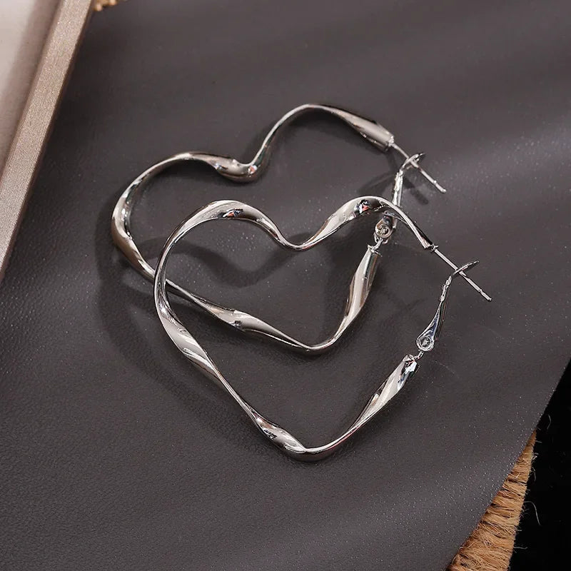 1 paio di orecchini a cerchio con ciondolo a forma di cuore cavo grande da donna, moda esagerata, design a forma di cuore, polsino per regalo di gioielli per ragazze