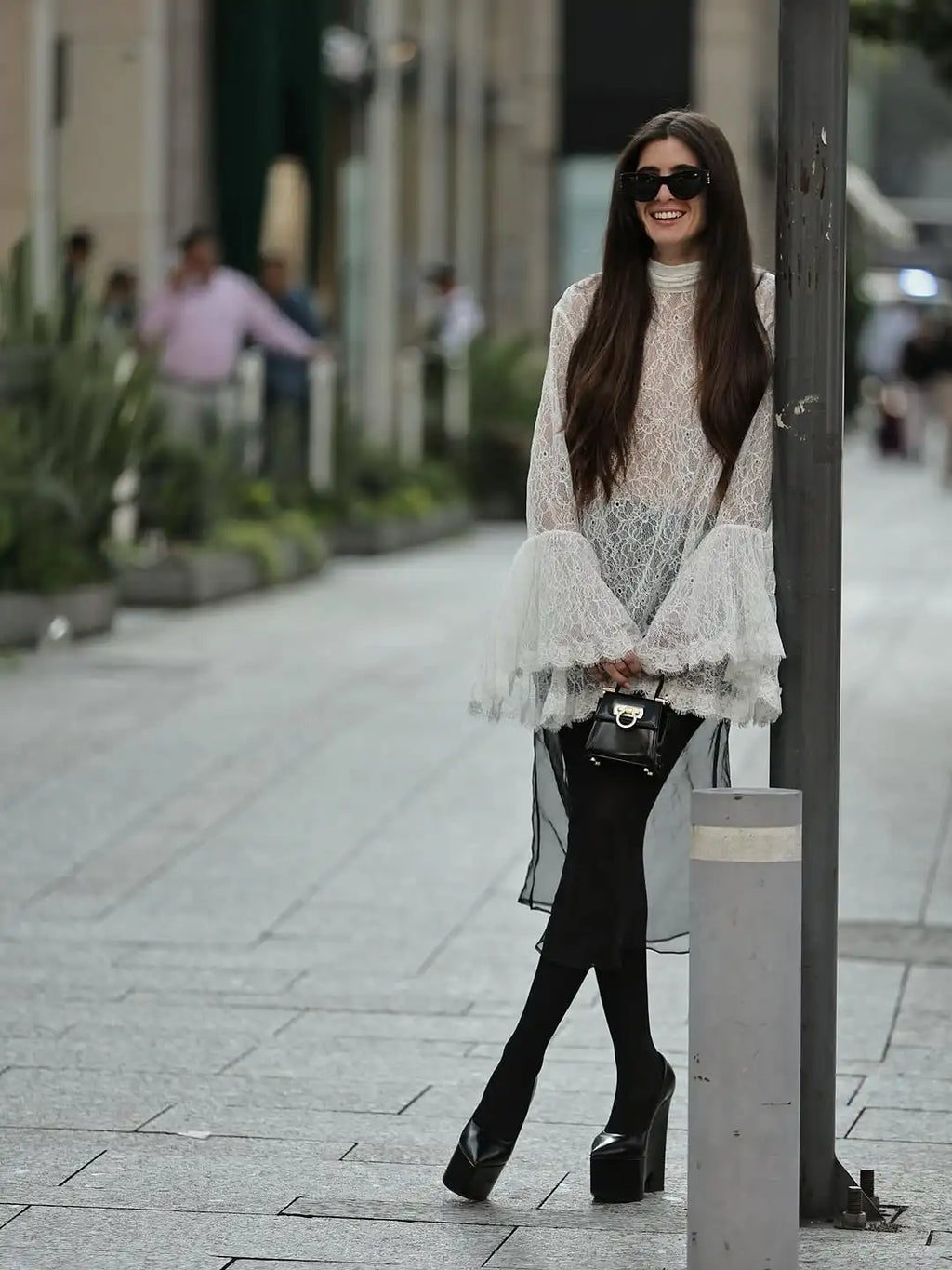 Camicia da donna elegante svasata in pizzo a maniche lunghe Chic colletto semi-alto trasparente con lacci Top 2026 Lady Spring Commute Street Tops