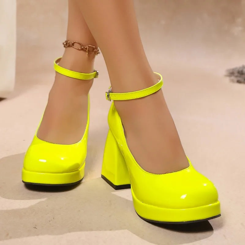 2025 Moda estiva cinturino alla caviglia suola spessa tacchi alti punta rotonda Mary Jane scarpe nuove donne casual sposa sposa tacchi alti rossi