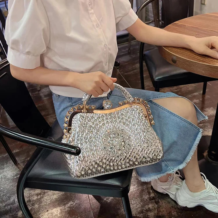 Borsa a tracolla di alta qualità da donna estate 2024 nuova borsa a tracolla di nicchia con texture esplosiva borsa di grande capacità tempestata di diamanti