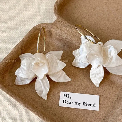 Orecchini a forma di petalo acrilico in metallo a forma di C Orecchini a bottone personalizzati in stile europeo americano Accessori da viaggio per ragazze da donna