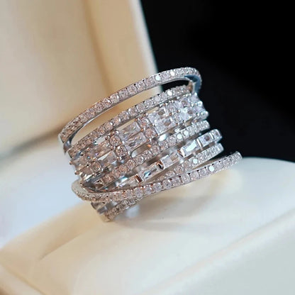Huitan Bague multicouche en zircon brillant pour femme, bijoux de luxe pour mariage, accessoires de doigt larges et magnifiques pour femme