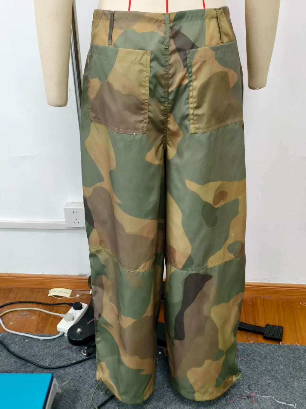 Pantaloni da donna con stampa mimetica, vita con coulisse, gamba larga, taglio ampio, orlo con coulisse, vestibilità comoda, pantaloni casual, streetwear, nuova moda 2026