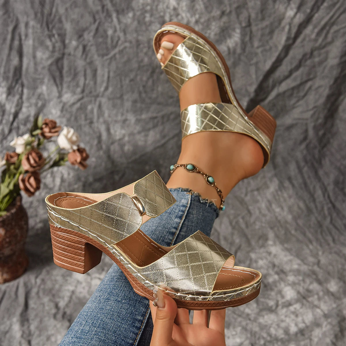 Sandales d'été légères à talons hauts pour femmes, nouvelles sandales élégantes à bout ouvert et talon épais, mules décontractées à bride arrière pour femmes 2026