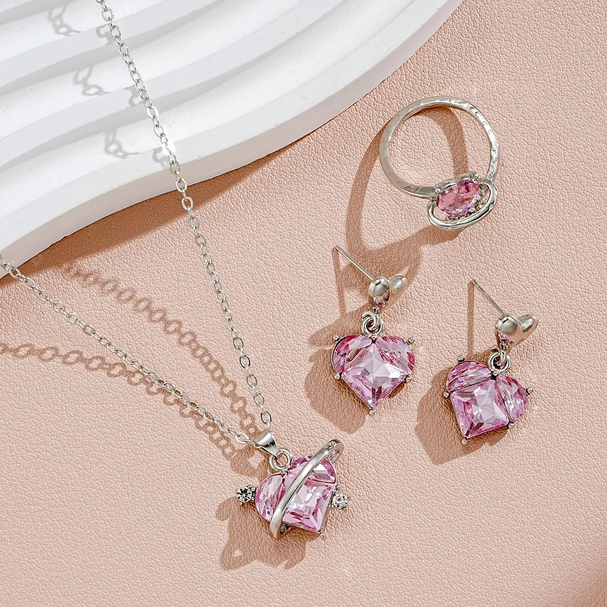 4 pezzi Love Pink Cristalli Orecchini dolci Collane e anelli Set di gioielli Leggero e versatile per le donne Regalo per la festa della mamma
