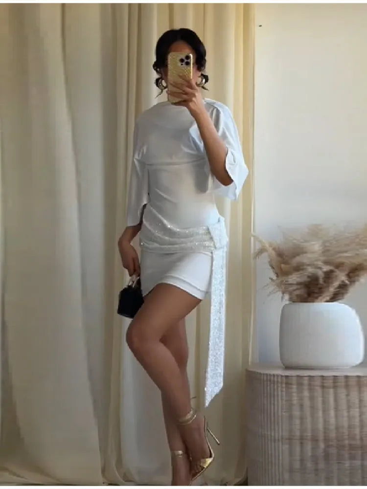 Elegante Mini Abito Bianco di Tendenza con Maniche a Pipistrello, Paillettes, Patchwork, Vita Arricciata e Laccetti, Vestito Aderente da Sera per Feste da Donna