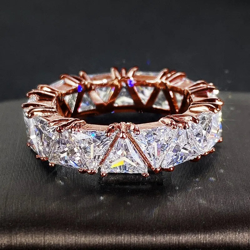 Huitan Fede nuziale di lusso Anelli di promessa per le donne Triangolo unico Design con zirconi cubici Nuovi gioielli alla moda di alta qualità Dropship